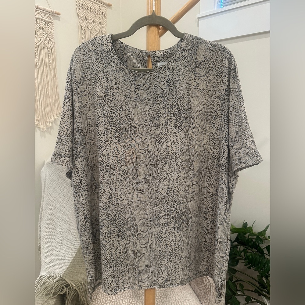 C.M. SHAPES 1X Snakeskin Print Dolman short Sleeve Blouse NWT Deadstock